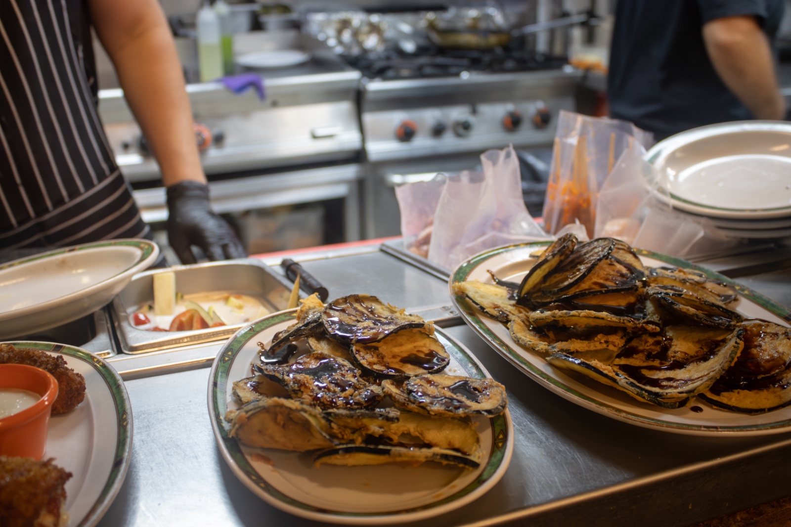 Más platos en la cocina de Taberna Andaluza